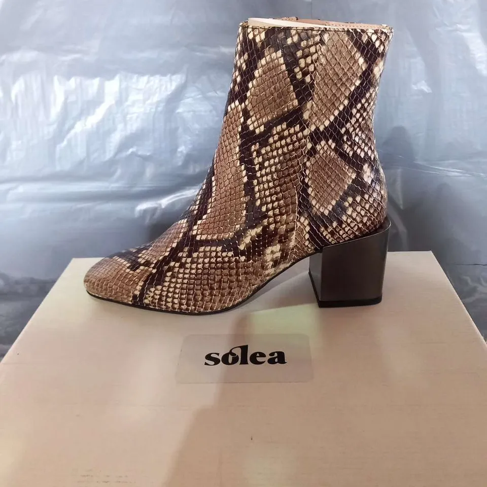 BOXED SOLEA QUIGEL TAUPE ANKLE BOOTS SIZE 3