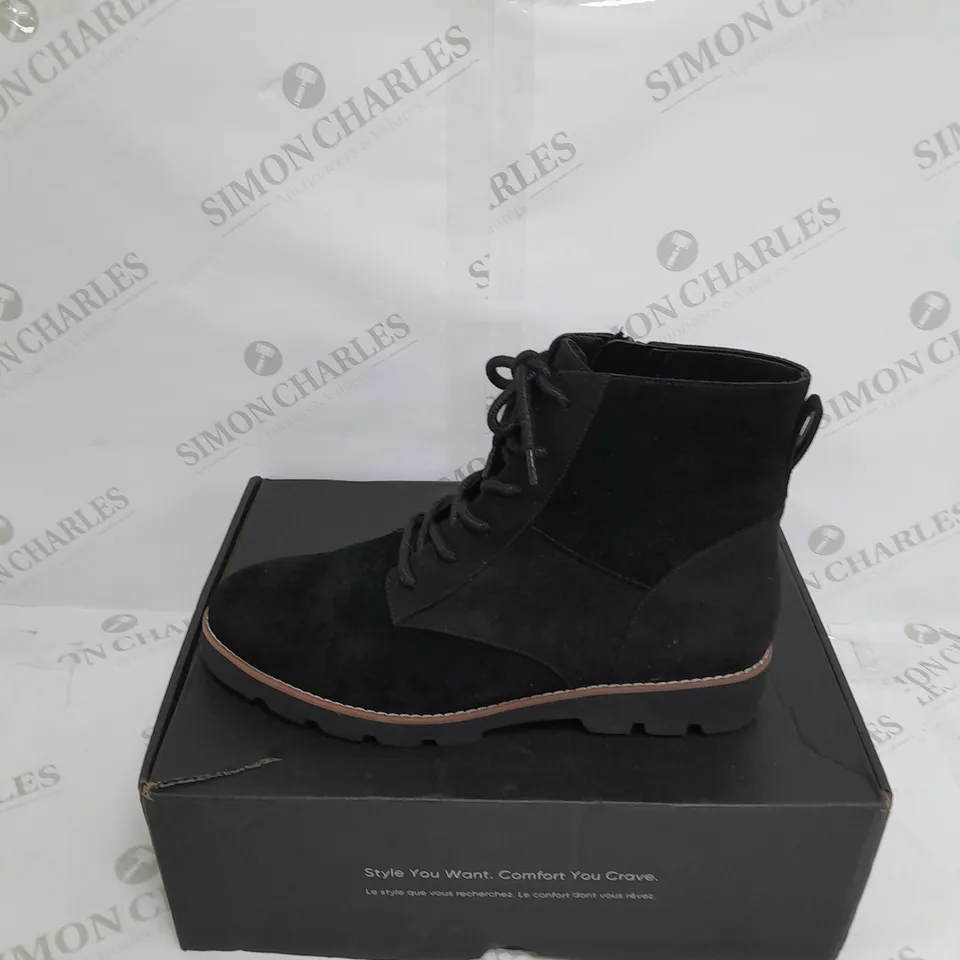 VIONIC LARSON LACE UP BOOT SIZE 8