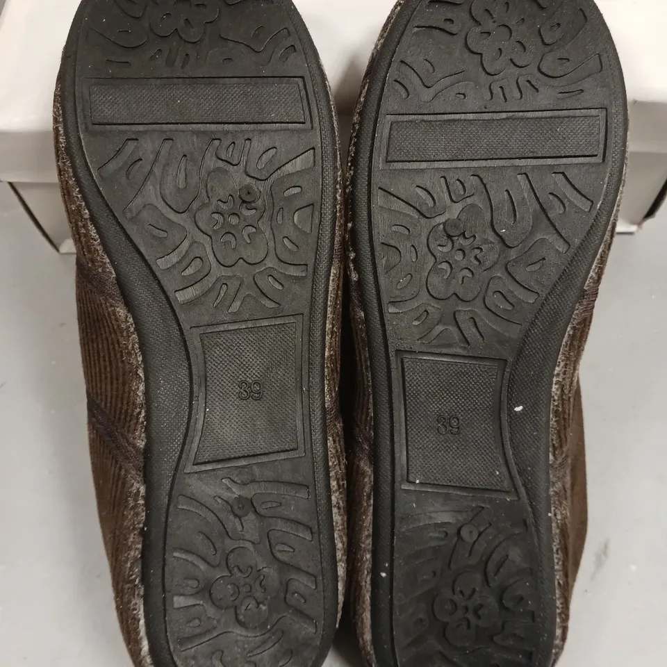 LOT OF 16 PAIRS OF BROWN CORD SHOES - VARIOUS SIZES