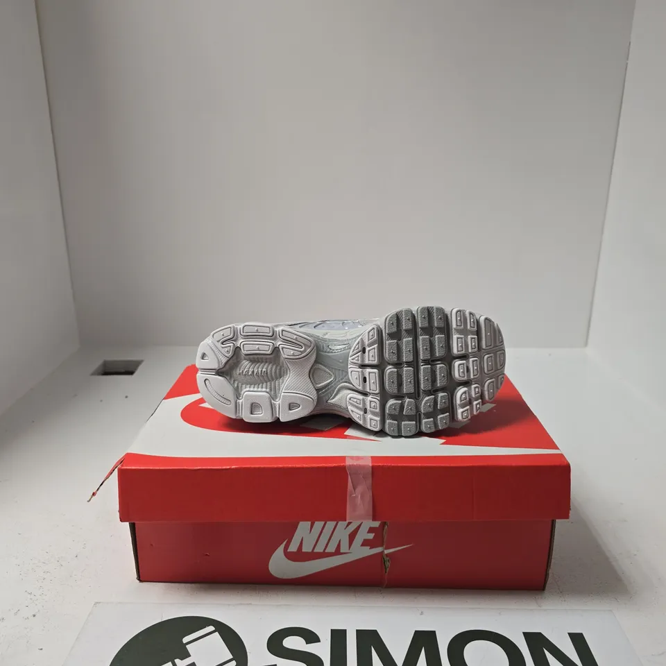 BOXED PAIR OF NIKE AIR MAX MOTO 2 K TRAINERS SIZE UK 4
