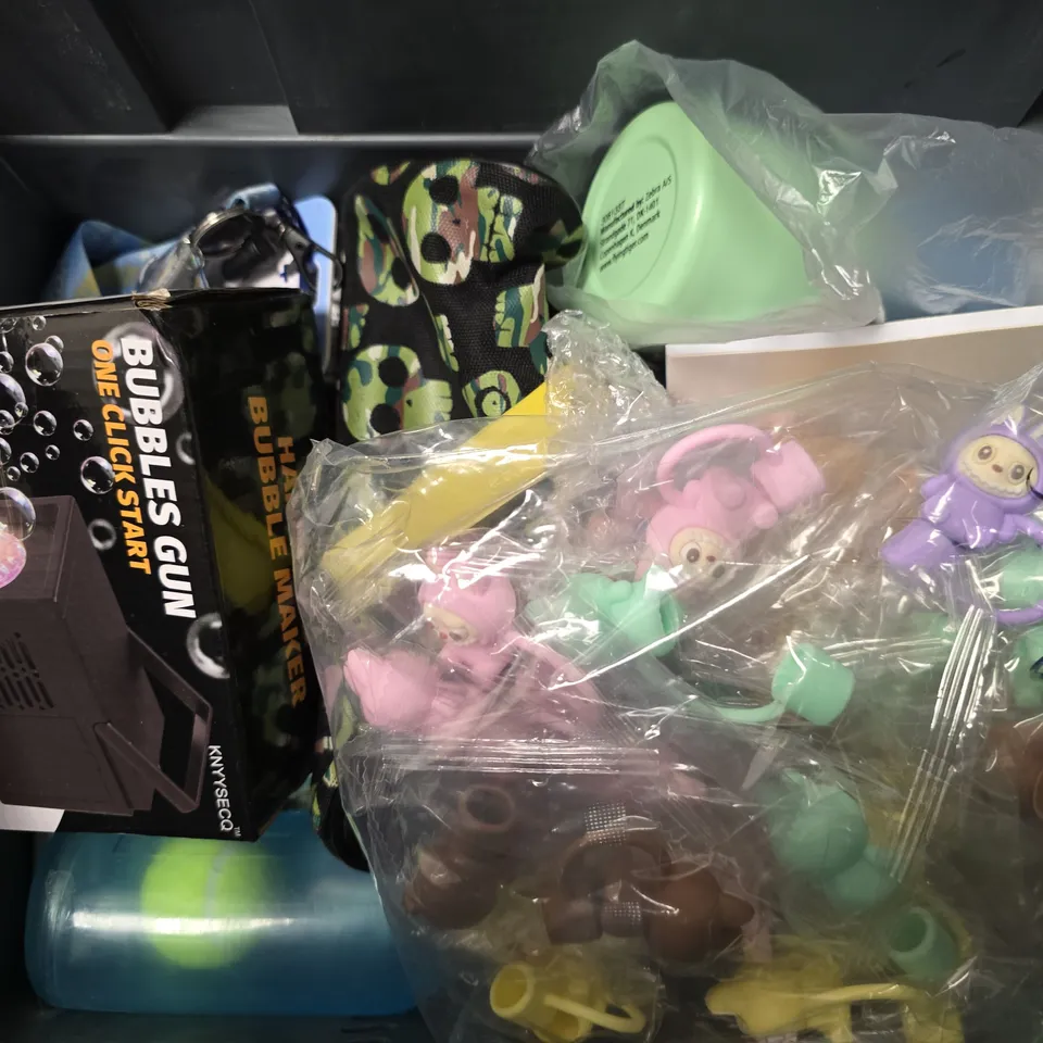 APPROXIMATELY 12 ASSORTED TOYS & GAMES TO INCLUDE - DISTRESS WATERCOLOR PENCILS , MAGIC CUBE ETC