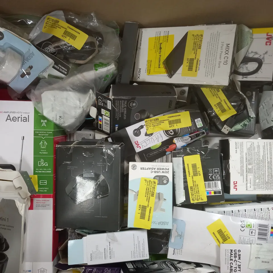 BOX OF APPROXIMATELY 30 ASSORTED ELECTRICAL ITEMS TO INCLUDE POWER BANK, STREAMBUDS MINI 2, HDMI CABLE, ETC