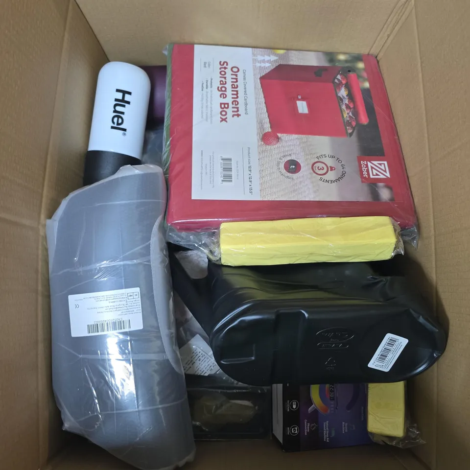 APPROXIMATELY 15 ASSORTED HOUSEHOLD PRODUCTS TO INCLUDE BUTTER SQUISHES , STORAGE BOXES AND WATER BOTTLES