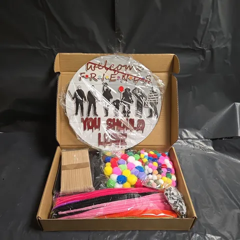 APPROXIMATELY 15 ASSORTED CRAFTS ITEMS TO INCLUDE HALLOWEEN SIGN AND CRAFTS SET