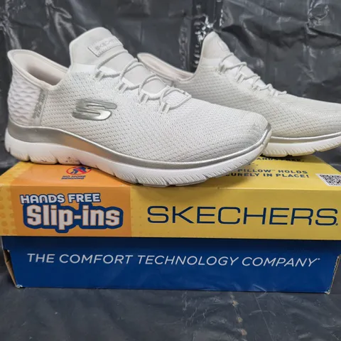 BOXED PAIR OF SKECHERS TRAINERS IN WHITE SIZE 6