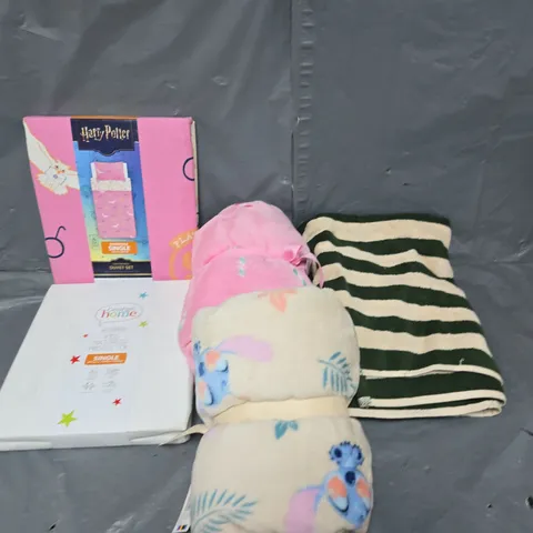LARGE BOX OF APPROXIMATELY 10 ASSORTED ITEMS TO INCLUDE DUVET SETS, TOWELS AND THROWS