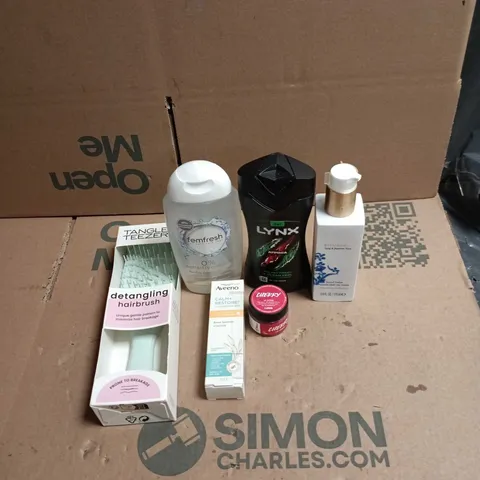 TOTE OF APPROXIMATELY 22 ASSORTED COSMETIC ITEMS TO INCLUDE LYNX, FEMFRESH, TANGLE TEEZER DETANGLING BRUSH, RITUALS...HAND BALM, AVEENO CALM + RESTORE ETC