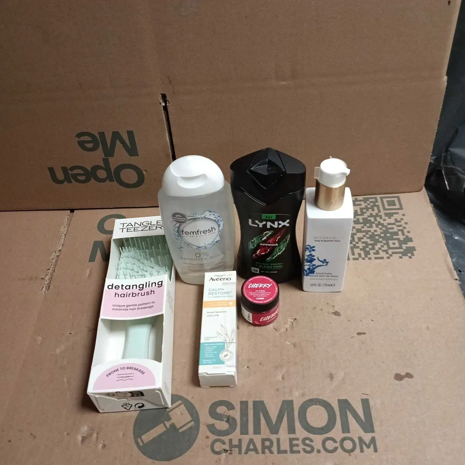 TOTE OF APPROXIMATELY 22 ASSORTED COSMETIC ITEMS TO INCLUDE LYNX, FEMFRESH, TANGLE TEEZER DETANGLING BRUSH, RITUALS...HAND BALM, AVEENO CALM + RESTORE ETC