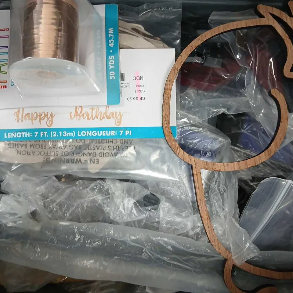APPROXIMATELY 10 ASSORTED HOUSEHOLD ITEMS TO INCLUDE FOOTBALL TROPHY, PARTY SHREDDED TISSUE, ETC