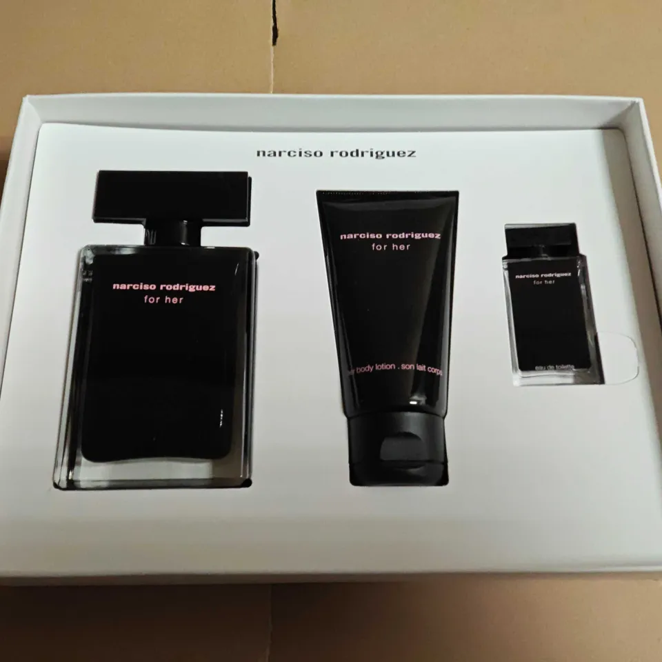 NARCISO RODRIGUEZ FOR HER GIFT SET – EDT 50 ML + BODY LOTION 50 ML + MINI EDT 7.5 ML