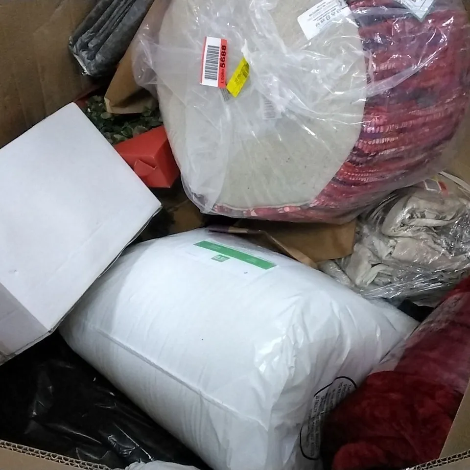 PALLET OF ASSORTED ITEMS INCLUDING CRUSHED VELVET BEDSPREAD, CORTE MADERA WALLPAPER ROLL, BATTLE EYELET ROOM DARKENING CURTAINS, DARIELA COTTON CUSHIONS, COMO PRIVACY DOOR HANDLE, MAJA 40CM SQUARE 