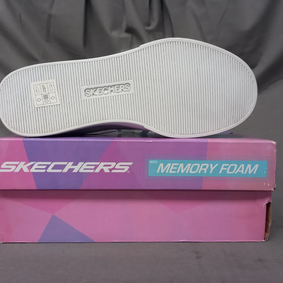 BOXED PAIR OF SKECHERS COURT CLASSIC EDEN TRAINERS IN WHITE SIZE 5