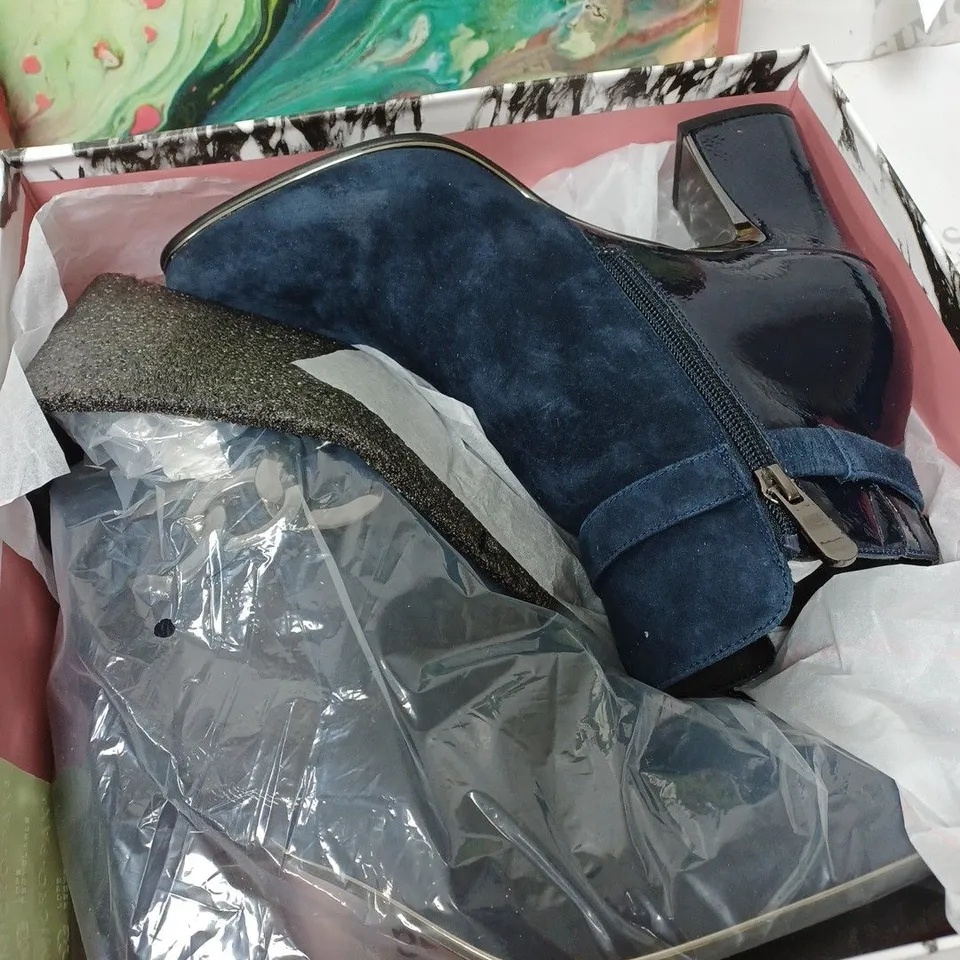 BOXED MODA IN PELLE LORI ANKLE BOOTS, NAVY - SIZE 7