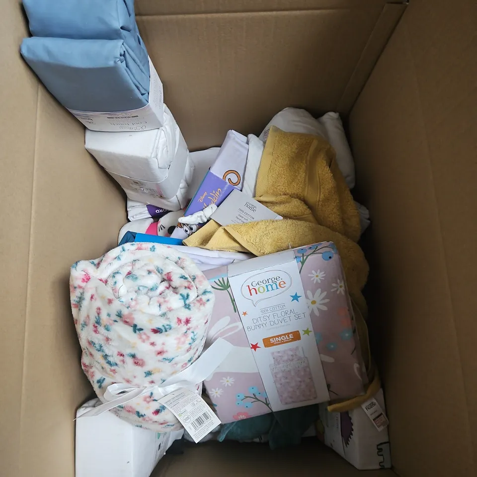 BOX OF APPROXIMATELY 12 ASSORTED BEDDING & SOFT FABRICS ITEMS TO INCLUDE - SEAT CUSHIONS - DUVET SET - BABY BLANKET