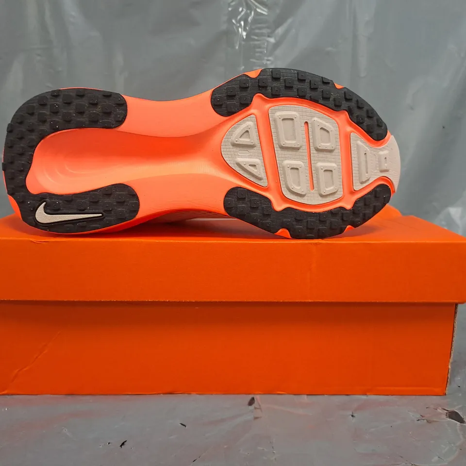 BOXED PAIR OF NIKE VOMERO 18 TRAINERS IN PINK/CORAL SIZE UK 7
