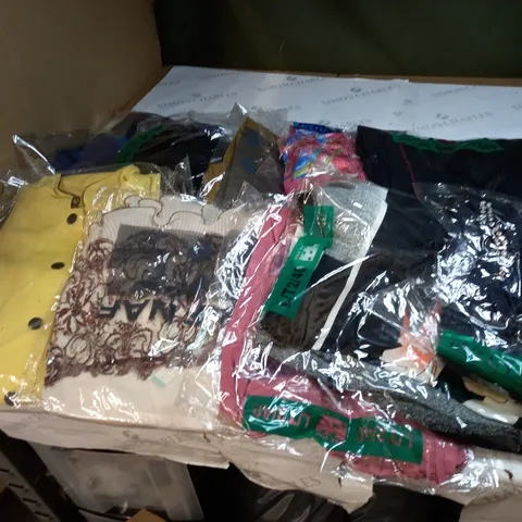 APPROXIMATELY 10 CLOTHING ITEMS IN VARIOUS SIZES AND COLOURS