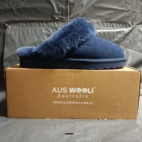 BOXED PAIR OF AUS WOOLI SYDNEY SLIPPERS IN NAVY SIZE UK 6