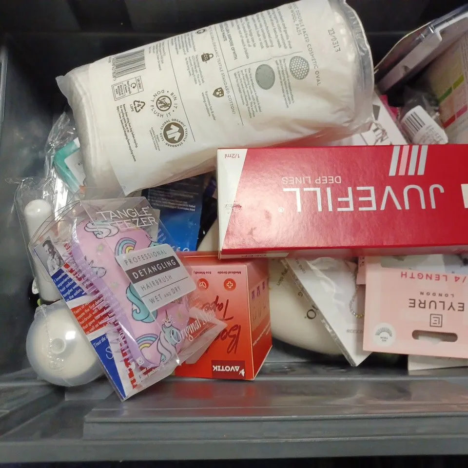 BOX OF APPROX 20 ASSORTED HEALTH AND BEAUTY ITEMS TO INCLUDE - BREAZE 2 MOTION SENSITIVE PILLOWCASE - JOHN FRIEDA FRIZZ EASE - NIVEA COCONUT CARE SHOWER ECT