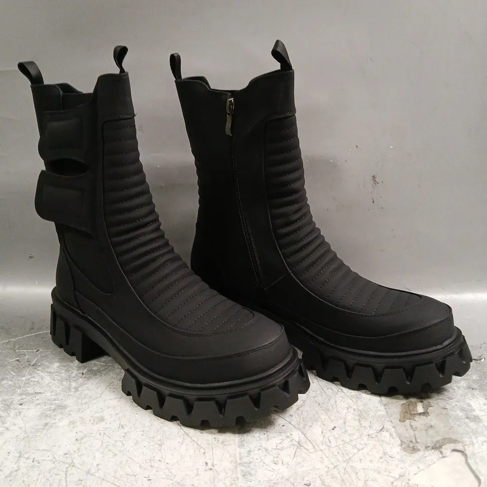 BOXED PAIR OF KOI VADER MEN'S PADDED CROFT BOOTS IN BLACK SIZE UK 10