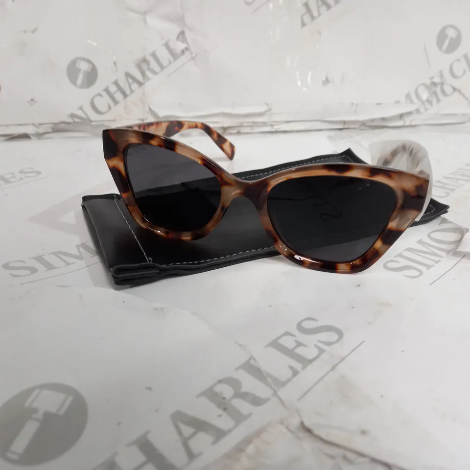 BOXED HUMMINGBIRD TORTOISE SHELL SUNGLASSES AND CLEANING CLOTH 