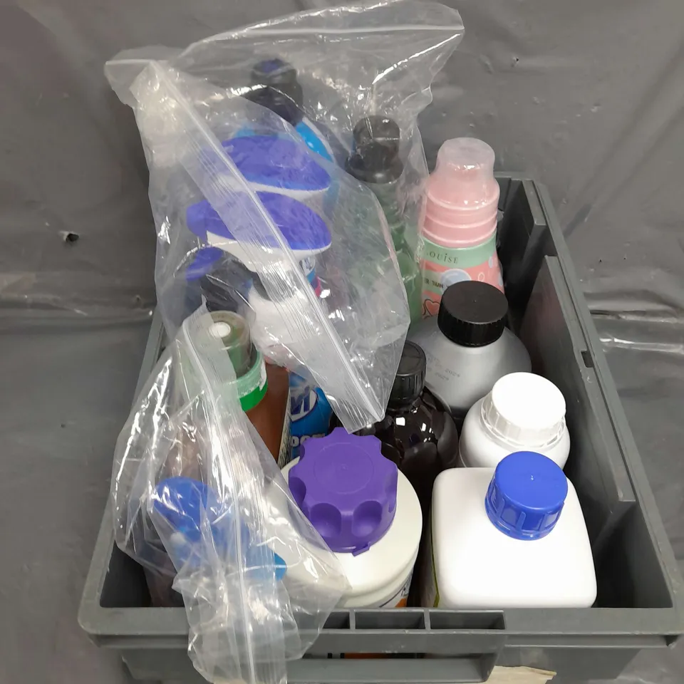 TOTE OF APPROX 10 CLEANING PRODUCTS TO INCLUDE KIT WASH , BATH SOAK , EXPOSY RESIN , ETC  - COLLECTION ONLY