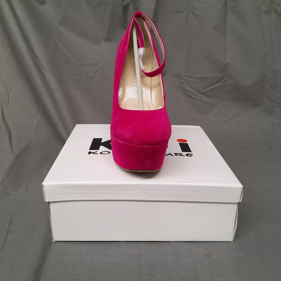 BOXED PAIR OF KOI COUTURE HR5 PLATFORM HIGH WEDGE FAUX SUEDE SHOES IN FUCHSIA SIZE 4