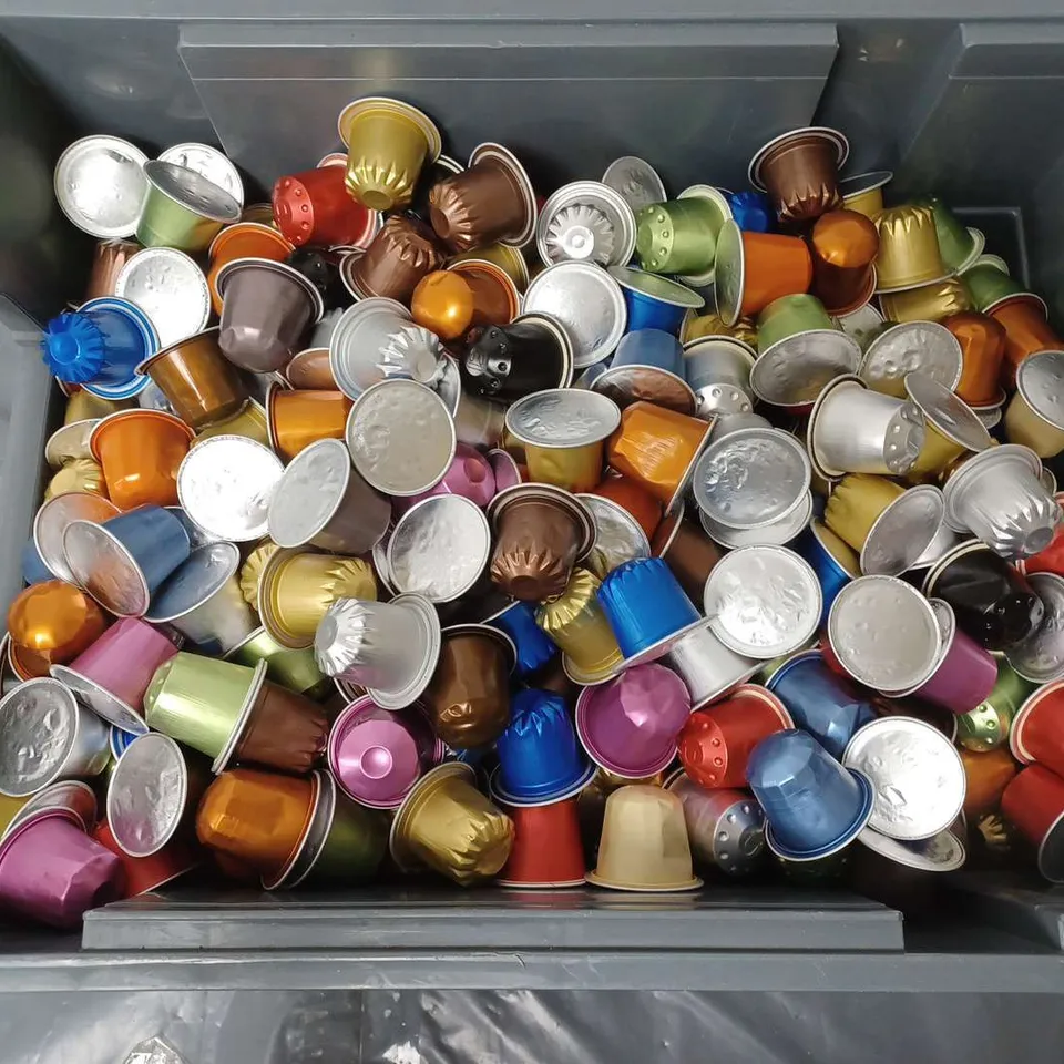 LARGE QUANTITY OF ASSORTED COFFEE PODS OF VARIOUS TYPES AND FLAVOURS, ETC