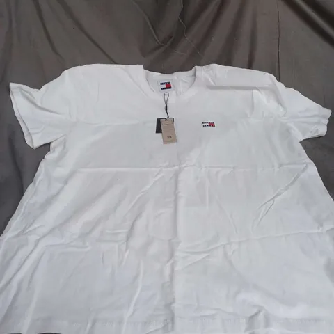 TOMMY JEANS REGULAR BADGE TEE IN WHITE SIZE 2XL