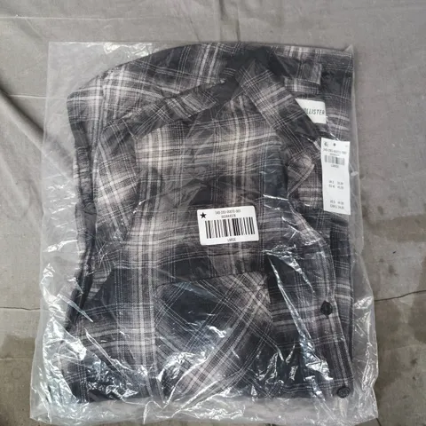 BAGGED HOLLISTER BUTTON-UP SHIRT IN BLACK SIZE LARGE