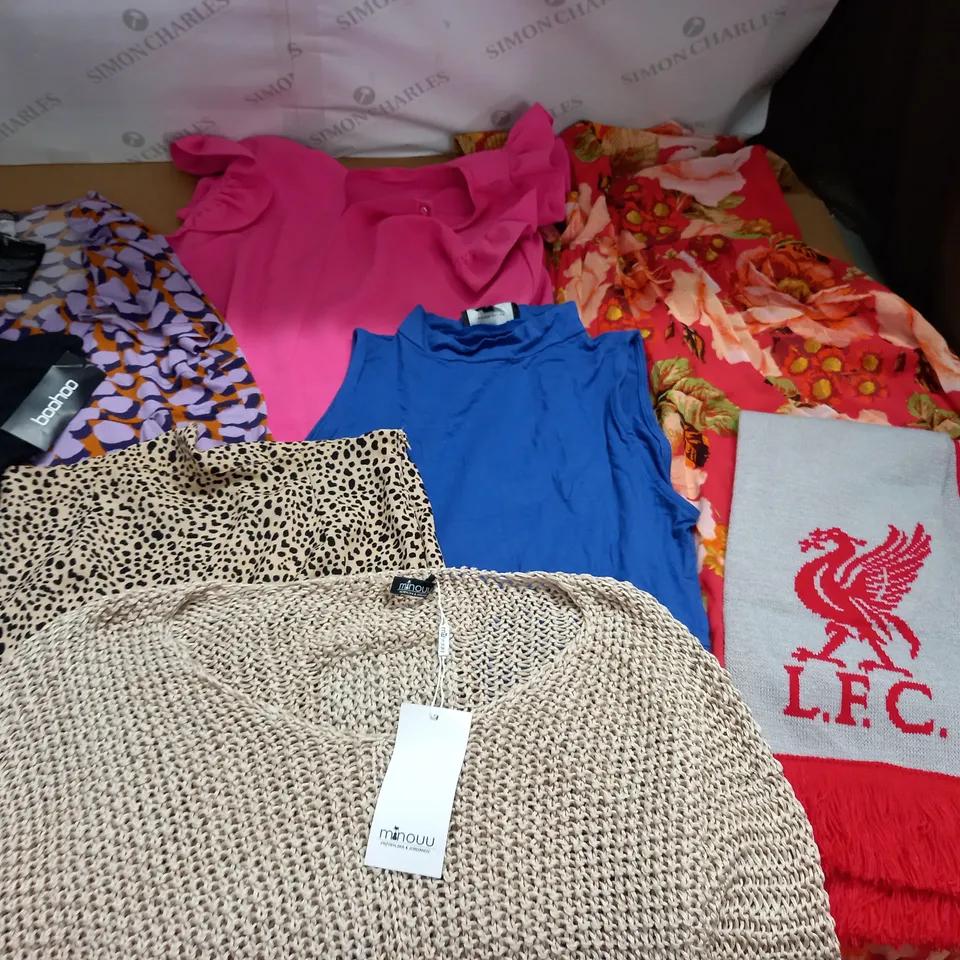 LARGE QUANTITY OF ASSORTED CLOTHING ITEMS TO INCLUDE BOOHOO, KIM&CO AND KAREN MILLEN