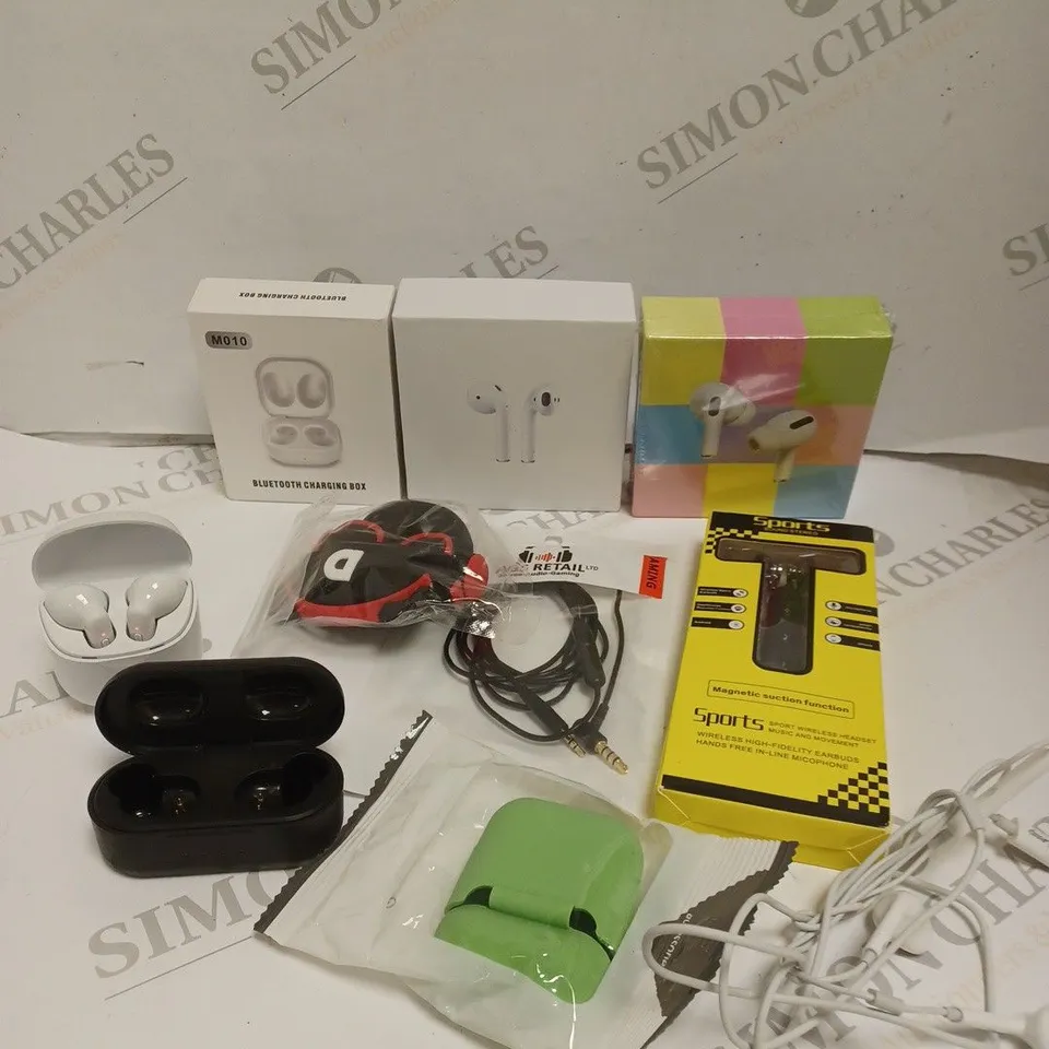 APPROXIMATELY 25 ASSORTED MOBILE & AUDIO ACCESSORIES TO INCLUDE WIRELESS EARPHONES, CHARGING CASES, USB PLUGS ETC 