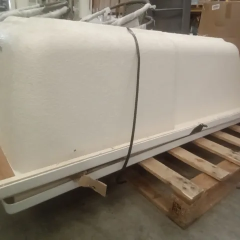 PALLET CONTAINING 2 BATHTUBS