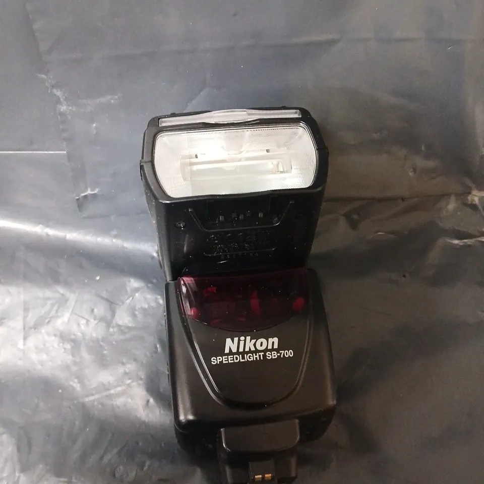 NIKON SPEEDLIGHT SB-700
