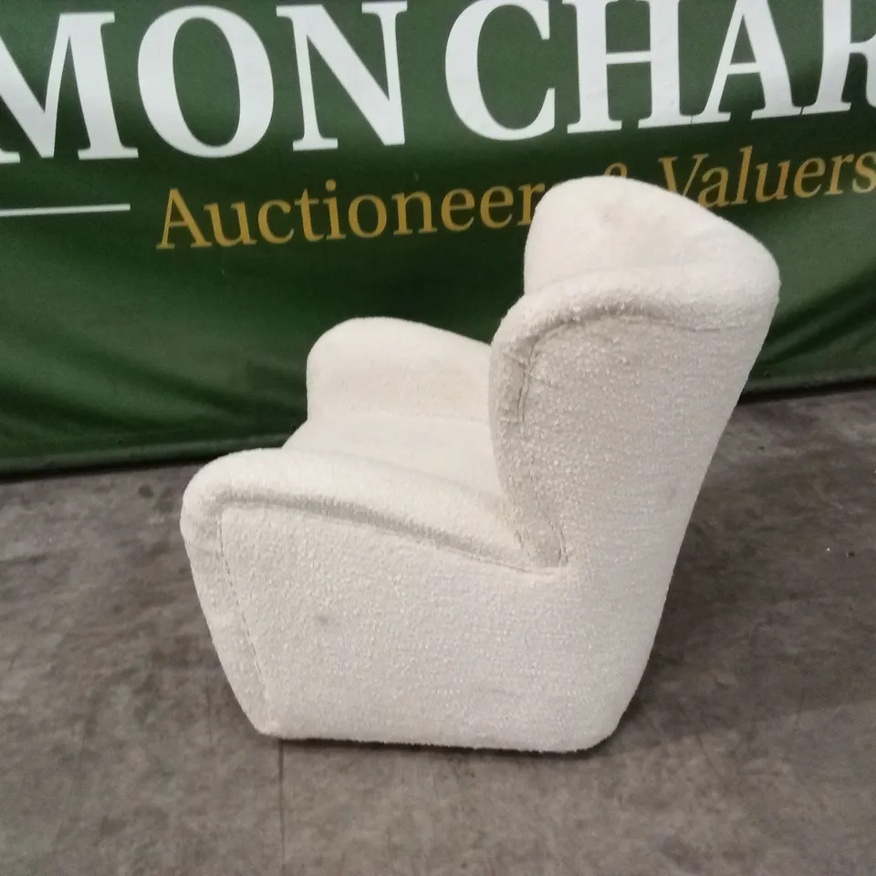 QUALITY DESIGNER WHITE BOUCLE FABRIC WINGBACK ARMCHAIR ON FEET AND FRONT CASTORS