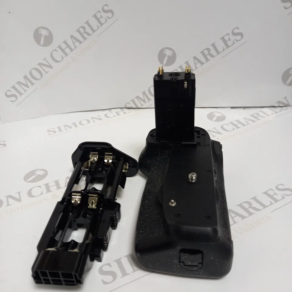 BOXED NEEWER BATTERY GRIP 
