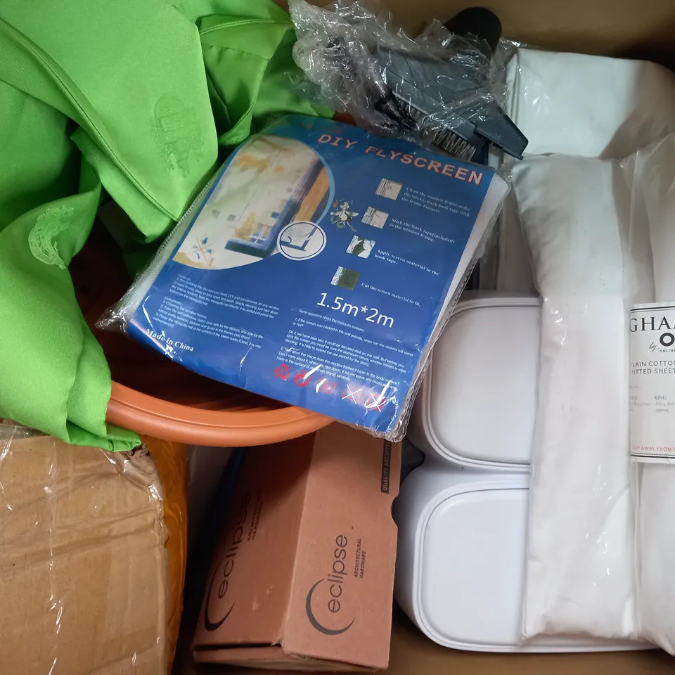 BOX OF APPROXIMATELY 15 ASSORTED HOUSEHOLD ITEMS TO INCLUDE DIY FLYSCREEN, HIGHHAMS OHS PLAIN COTTON FITTED SHEET, ETC