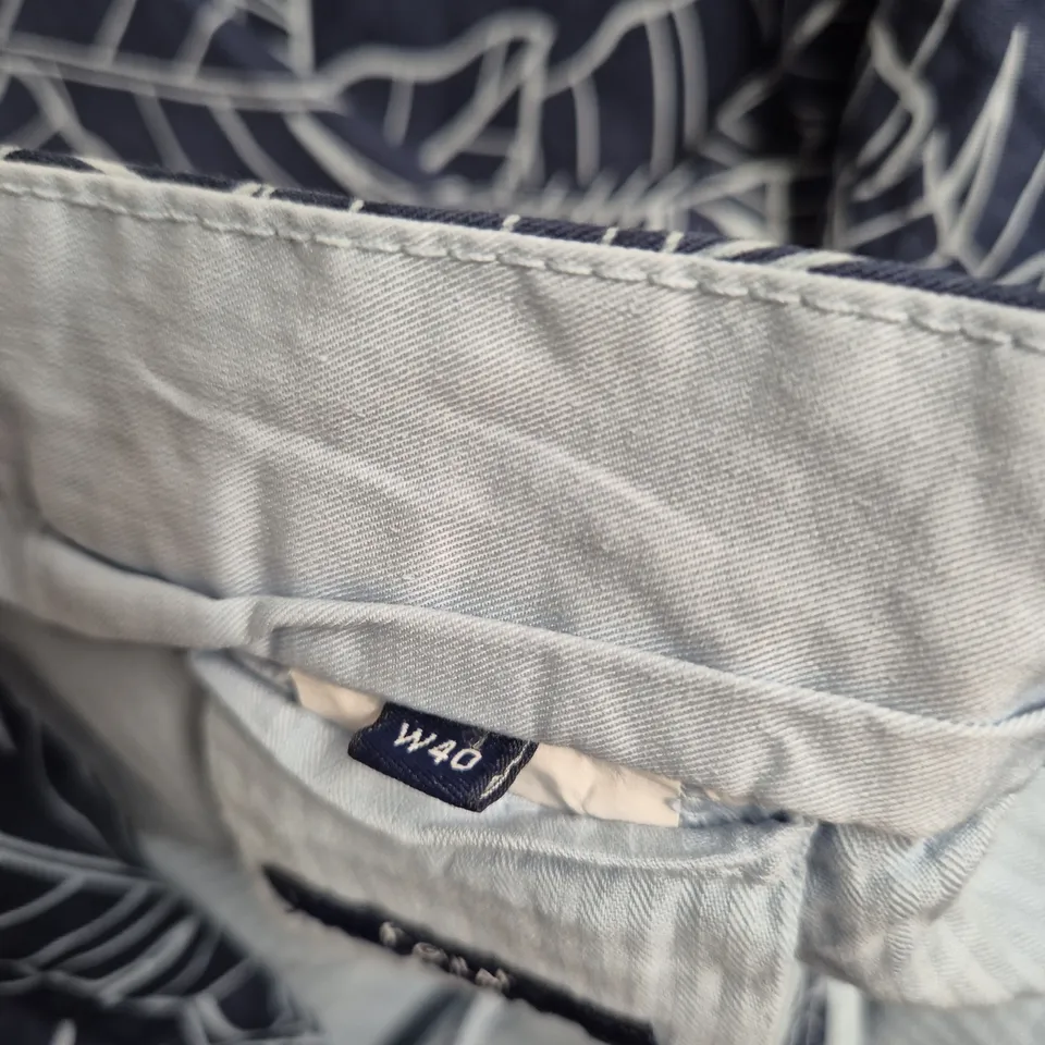 GANT MEN’S NAVY PALM-PRINT SHORTS - SIZE W40