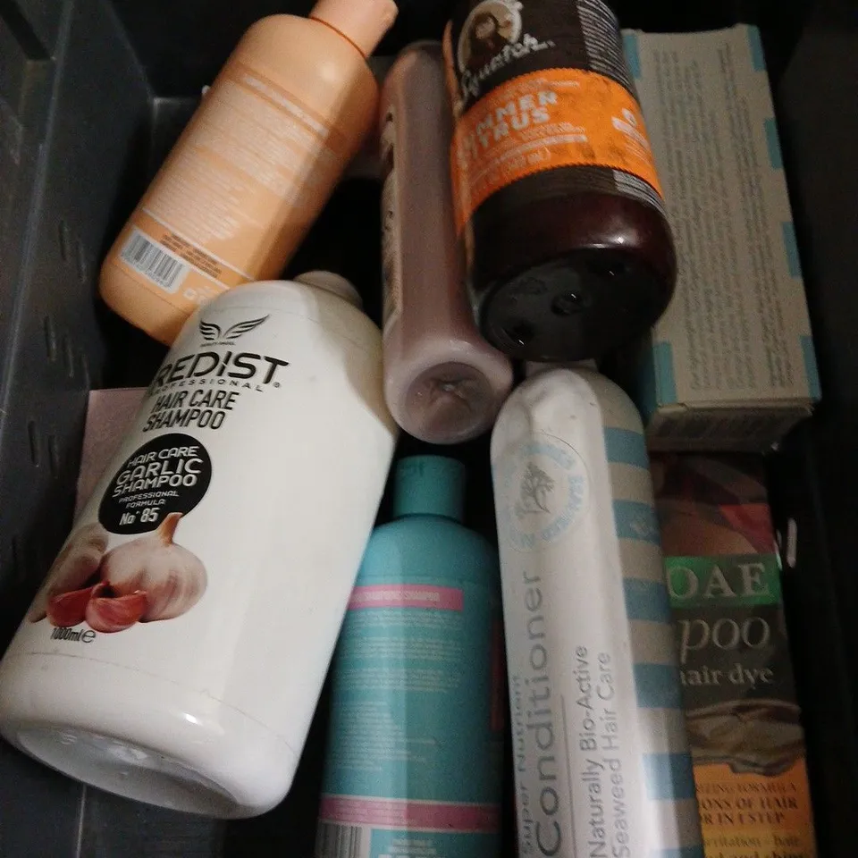 APPROXIMATELY 20 HEALTH AND BEAUTY PRODUCTS TO INCLUDE RADOX SHOWER CREAM, GUTOLOGY TOOTHPASTE AND SQUATCH DEODORANT