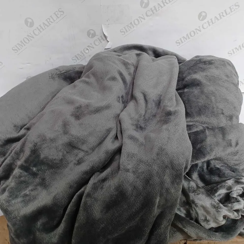 COZEE HOME DOTTY CRUSHED VELVET DUVET SET - SILVER, KING SIZE 