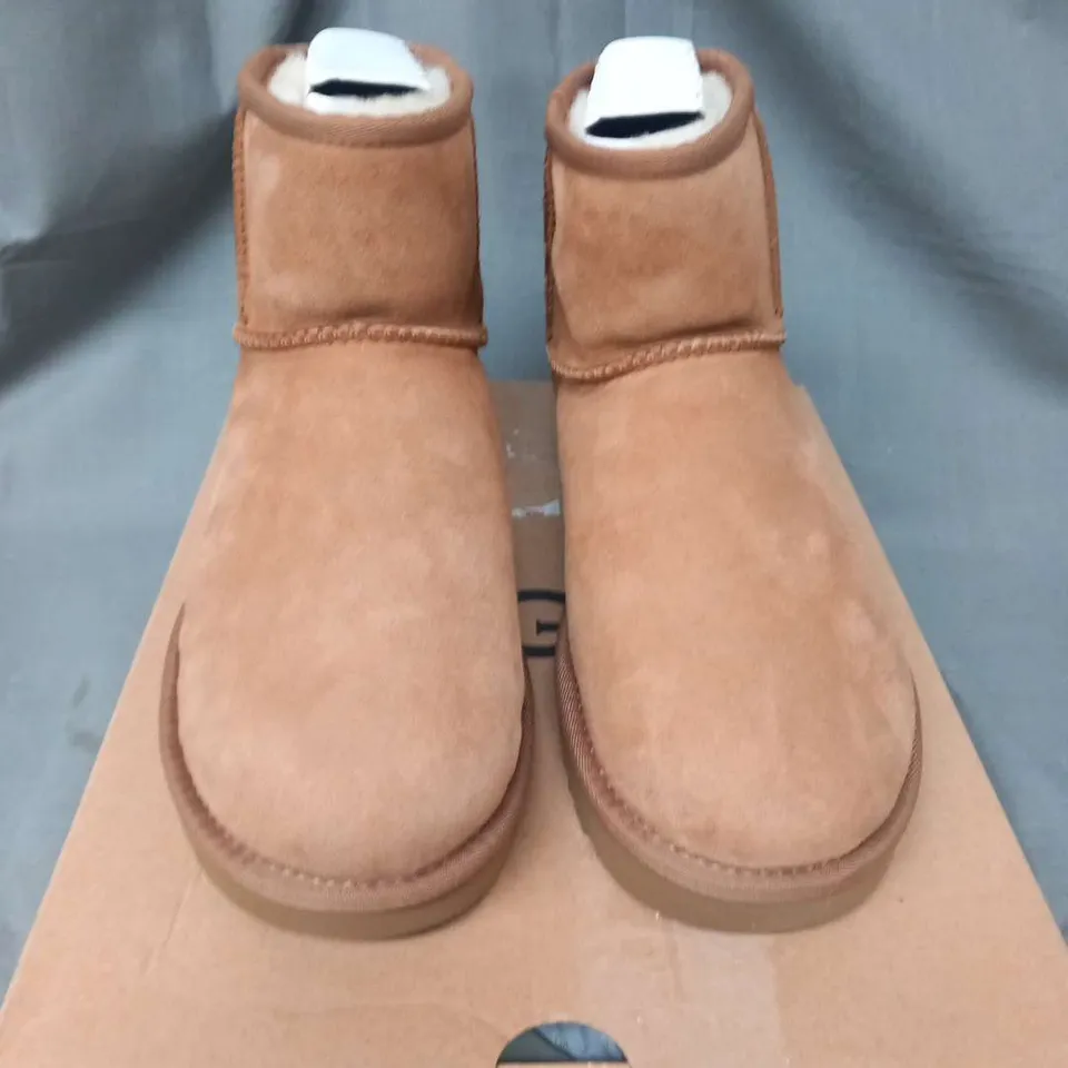 BOXED UGG W CLASSIC MINI II SIZE 6