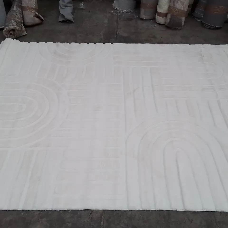 QUALITY DESIGNER AREA RUG - APPROXIMATELY 295CM X 200CM - WHITE 