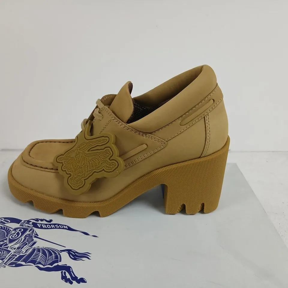 BURBERRY LEATHER PUMP ON RUBBER SOLE – WOMEN'S SHOES, UK 6 (EU 39) 