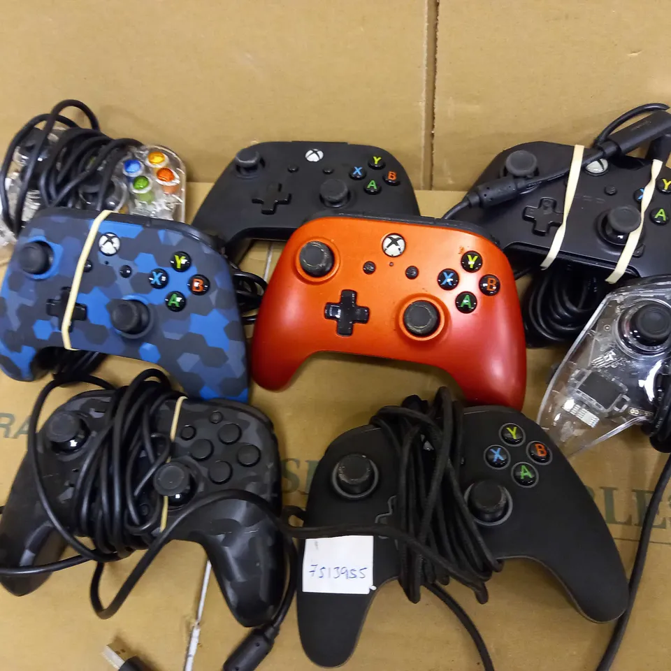 LOT OF 8 XBOX GAMEPADS