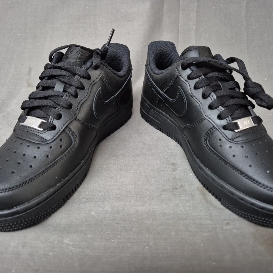 BOXED PAIR OF NIKE WOMEN'S AIR FORCE 1 '07 SHOES IN BLACK UK SIZE 4.5