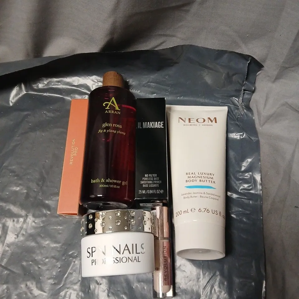 APPROXIMATELY 20 ASSORTED COSMETICS INCLUDING  NEOM BODY BUTTER, IL MAKIAGE SMOOTHING PRIMER, ARRAN GLEN ROSE SHOWER GEL, SPIN NAILS PROFESSIONAL, REVOLUTION PRO MATTE BLUSH CREAM WAND