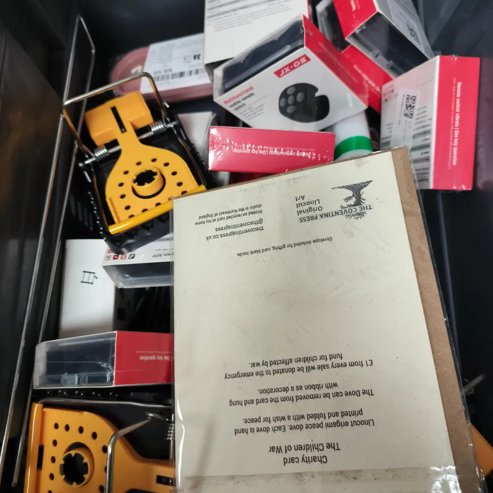 APPROXIMATELY 15 ASSORTED HOUSEHOLD ITEMS TO INCLUDE FLAPPY BIRD CAT TOY, MOUSE TRAPS AND MOBILE REMOTE CONTROLS