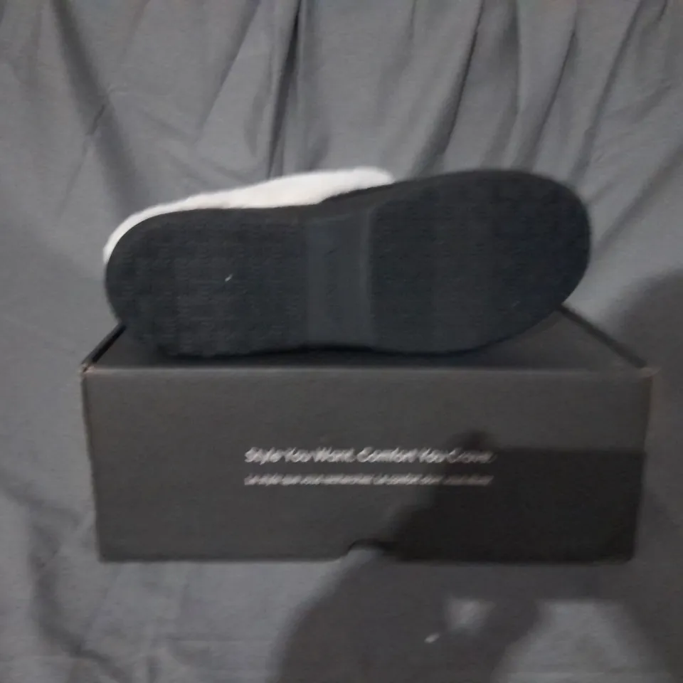 BOXED PAIR OF VIONIC PERRIN SLIPPERS IN BLACK SIZE 8