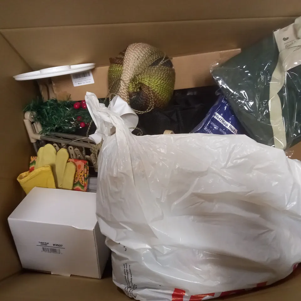 BOX OF APPROXIMATELY 9 ASSORTED ITEMS TO INCLUDE - MAYPOLE DK COTTON -SUPREME GLOVES - SLIPERFRA MOP HEADS ETC 