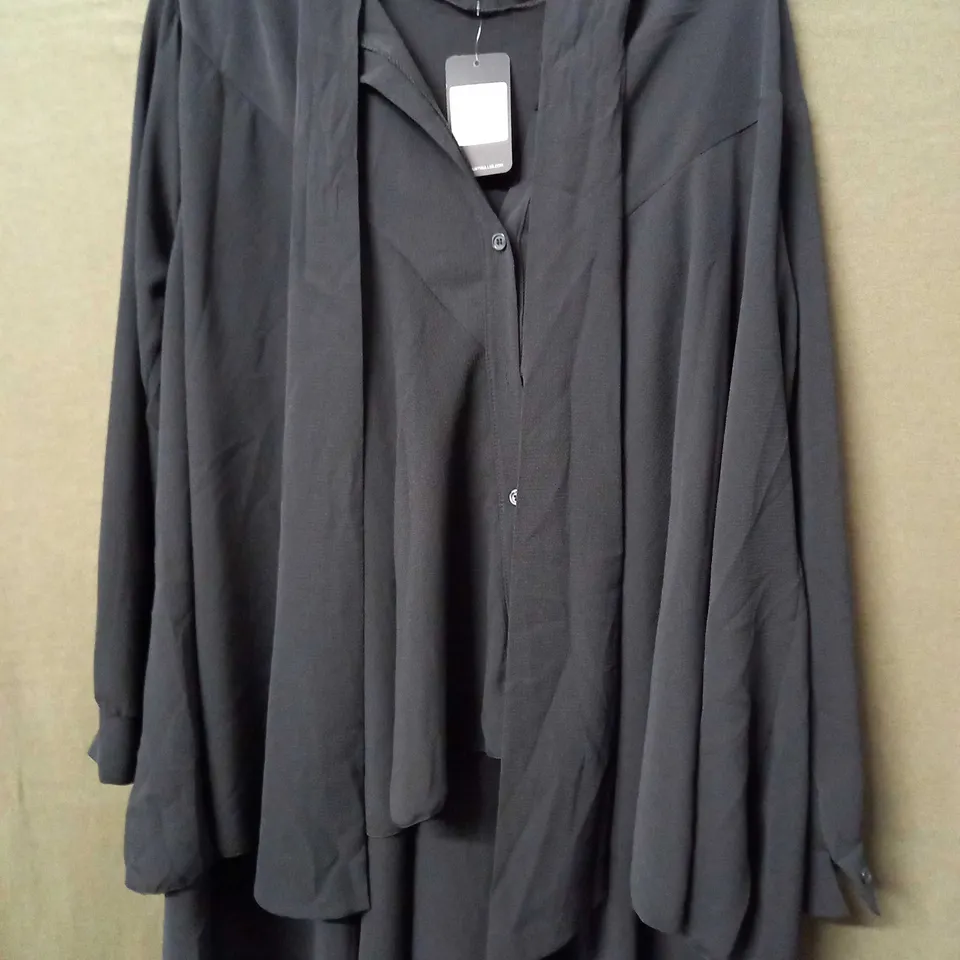 KURT MULLER WOMAN THIN BUTTON TOP IN BACK - SIZE UNSPECIFIED