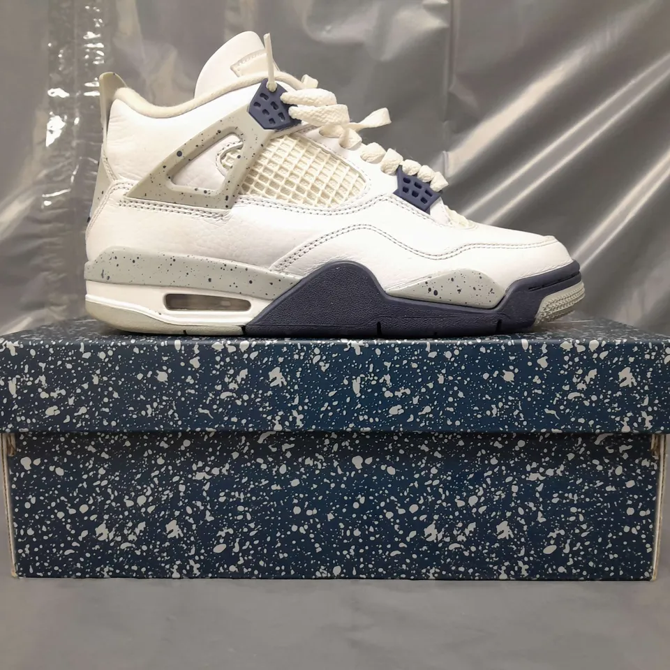 BOXED PAIR OF NIKE AIR JORDAN 4 RETRO SHOES IN WHITE/NAVY UK SIZE 4.5